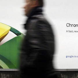 Un anuncio del navegador Chrome de Google en el metro de Londres. REUTERS/Luke MacGregor