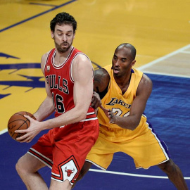 Kobe Bryant de Los Ángeles Lakers disputa el balón con el español Pau Gasol de Chicago Bulls.- EFE