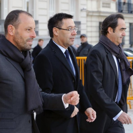 El presidente del FC Barcelona, Josep María Bartomeu, y su antecesor en el cargo, Sandro Rosell, en la entrada a la Audiencia Nacional. EFE/MARISCAL