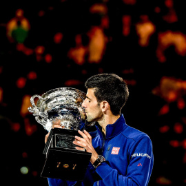 El tenista serbio Novak Djokovic besa el trofeo del Open de Australia, tras ganar en la final al británico Andy Murray. EFE/EPA/LYNN BO BO