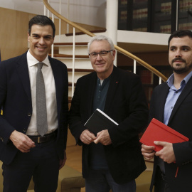 El líder del PSOE y candidato a la Presidencia del Gobierno, Pedro Sánchez, durante la reunión que ha mantenido con los diputados de Izquierda Unida, Cayo Lara y Alberto Garzón. EFE/Kiko Huesca