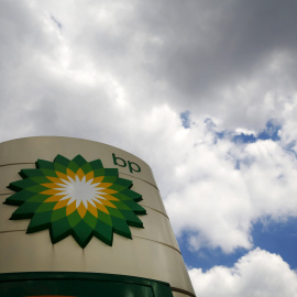 El logo de la petrolera británica BP en una estación de servicio en Londres. REUTERS/Luke MacGregor