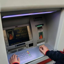 Un vecino opera en el cajero automático del Banco Santander