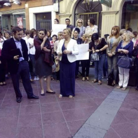 Concentración en Linares La madre de la menor en la concentración junto a su vivienda en Linares (Jaén). Europa Press