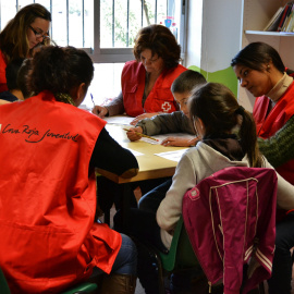 El voluntariado de Cruz Roja Juventud ofrece talleres de refuerzo escolar, merienda y ayudas educativas.