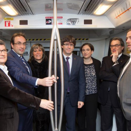 El president de la Generalitat, Carles Puigdemont, acompañado del vicepresidente del Gobierno catalán, Oriol Junqueras, el consejero de Territorio y Sostenibilidad, Josep Rull, el expresidente de la Generalitat, Artur Mas, y los alcaldes de