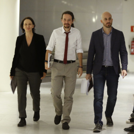 El secretario general de Podemos, Pablo Iglesias, acompañado por el portavoz económico del partido, Nacho Álvarez, y la diputada Carolina Bescansa, antes de presentar en el Congreso su oferta de programa de gobierno de coalición con el PSOE