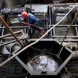 Un trabajador en una plataforma de perforación petrolífera de la estatal venezolana PDVSA, en Cabrutica (Venezuela). REUTERS/Carlos Garcia Rawlins