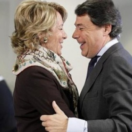 Ignacio González, expresidente de la Comunidad de Madrid, junto a su antecesora en el cargo, Esperanza Aguirre. - EUROPA PRESS