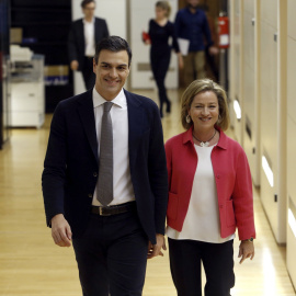 La diputada de CC Ana Oramas con el candidato del PSOE a la investidura, Pedro Sánchez, en su renión a comienzos de mes. EFE