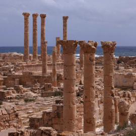 Ruinas romanas en la ciudad libia de Sabratha, junto a la costa mediterránea. REUTERS/Ismail Zitouny