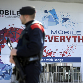 Un mosso d'esquadra ante la puerta de entrada de la Feria de Barcelona, que tiene ya todo a punto para recibir un nuevo Congreso Mundial de Móviles (MWC), del 22 al 25 de febrero. EFE/Alberto Estévez