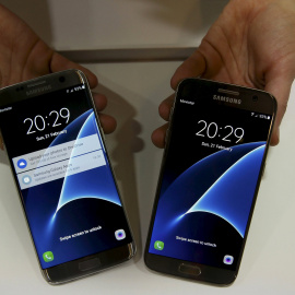 Samsung ha presentado en el Mobile World Congress (MWC) 2016 su nuevo buque insignia, que llega en dos versiones: Galaxy S7, con 5,1 pulgadas, y S7 edge, con pantalla curva de 5,5.- REUTERS