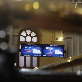 Panel informativo en la Bolsa de Madrid, que muestra el principal indicador del mercado nacional, el Ibex 35. EFE/Javier Lizón