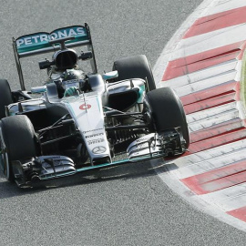 El piloto alemán Nico Rosberg, de Mercedes, este miércoles durante los test en Montmeló. /EFE