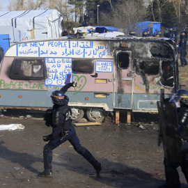 Los antidisturbios franceses durante el desmantelamiento parcial de la Jungla de Calais. REUTERS/Pascal Rossignol