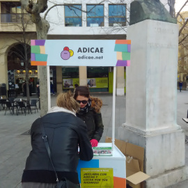 La organización de consumidores y usuarios Adicae recoge firmas para denunciar abusos con las comisiones ante una oficina de Bankia en Zaragoza.