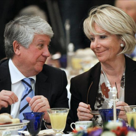 El empresario Arturo Fernández, junto a Esperanza Aguirre.