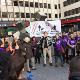 Concentración de padres y de activistas de la PPiiNA ante el Juzgado de lo Social de Madrid.