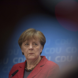 La canciller alemana y líder de la CDU, Angela Merkel, enla rueda de prens tras los resutados de las elecciones en tres lander, que han mostrado un fuerte ascenso de las formaciones xenófobas. REUTERS/Stefanie Loos