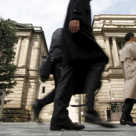 Varios viandantes pasan por delante del edificio del Banco de Japón (BoJ, según sus siglas en inglés), en Tokio. REUTERS/Toru Hanai