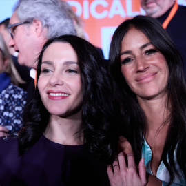  La hasta ahora presidenta nacional de Ciudadanos, Inés Arrimadas, junto a la vicealcaldesa de Madrid, Begoña Villacís (d), en la celebración de la VI Asamblea General de Ciudadanos (Cs), en La Nube de Pastrana, a 14 de enero de 2023, en Ma