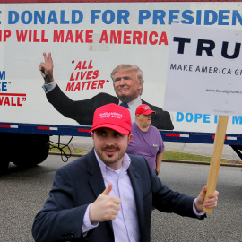 Un simpatizante del aspirante republicano a la presidencia Donald Trump, frente al camión del candidato a su paso por la localidad de Middleburg Heights, en el estado de Ohio (EEUU). REUTERS/Aaron Josefczyk