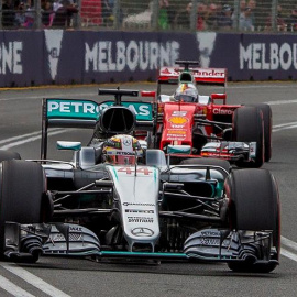 Lewis Hamilton en la calificación del GP de Australia, seguido por Sebastian Vettel. /EFE