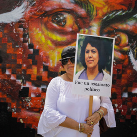 Una mujer sujeta un cartel en Honduras en protesta por el asesinato de Berta Cáceres. INTI OCON (AFP)