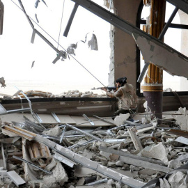 Un miembro de las fuerzas del  presidente de Siria, Bashar Al Asad, dentro de un palacio durante su ofensiva para recuperar Palmira. REUTERS