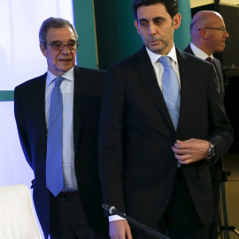 El próximo presidente ejecutivo de Telefonica, Jose Maria Alvarez-Pallete, con su antecesor, Cesar Alierta, en la presentación de los resultados anuales de la multinacional española. REUTERS/Juan Medina