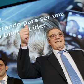 El hasta ahora presidente de Telefonica, Cesar Alierta, con el número dos de la compañía, Jose Maria Alvarez-Pallete, en la presentacion de resultados de 2015 de la operadora. REUTERS/Juan Medina