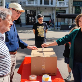 Celebran la consulta sobre monarquía o república:  "Tendríamos que tener el derecho a elegir"