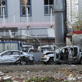 Un miembro de los cuerpos especiales de la Policía turca junto a los vehículos afectados por la explosión de un coche bomba en la ciudad kurda de Diyarbakir. REUTERS/Stringer