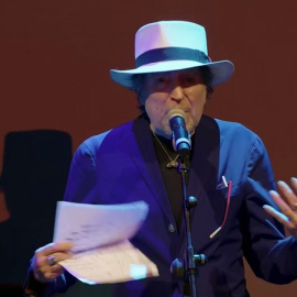 Joaquín Sabina rinde homenaje a Almudena Grandes en el Teatro Español de Madrid