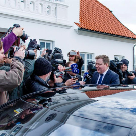 El primer ministro islandés, Sigmundur David Gunnlaugsson (c), abandona la residencia del presidente del país, Ólafur Ragnar Grímsson, tras su reunión en Reikiavik, Islandia. EFE/BIRGIR POR HARDARSON