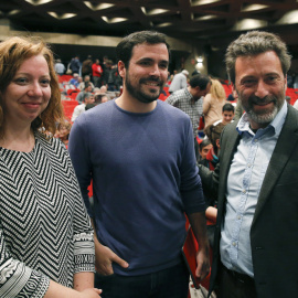 El líder de Izquierda Unida, Alberto Garzón (i), saluda al tercer teniente de alcalde del Ayuntamiento de Madrid, Mauricio Valiente (d) , y a la política de Ahora, María Jesús Alonso, al término de la asamblea constituyente de la formación 