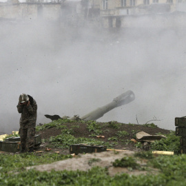 Un militar armenio del ejército de autodefensa de Nagorno-Karabaj en una pieza de artillería disparando hacia las fuerzas azeríes en la ciudad de Martakert en la región de Nagorno-Karabaj. REUTERS / Vahram Baghdasaryan