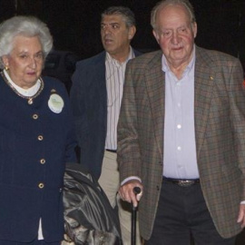 La infanta Pilar de Borbón con el rey Juan Carlos, en una foto del pasado noviembre en el rastrillo de Nuevo Futuro. E.P.