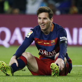 El jugador argentino del FC Barcelona, en el suelo tras un lance en el reciente partido contra el Real Madrid en el  Camp Nou. REUTERS / Juan Medina