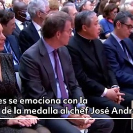 Cifuentes se emociona durante la entrega de la Medalla de Oro de la Comunidad de Madrid al chef José Andrés