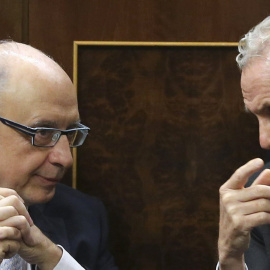 Los ministros en funciones de Hacienda, Cristóbal Montoro, y de Defensa, Pedro Morenés, en sus escaños en el Congreso de los Diputados. EFE