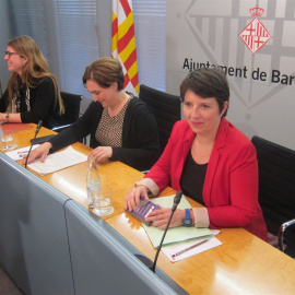 La alcaldesa de Barcelona, Ada Cola, con las tenientes de alcalde Laia Ortiz y Janet Sanz. E.P.