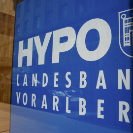 El logo del banco Hypo Landesbank Vorarlberg, en el escaparate de una sucursal en Viena. REUTERS/Leonhard Foeger