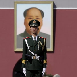 Un policía militar chino en la Plaza de Tiananmen, frente al gran retrato de Mao Zedong a la entrada de la Ciudad Prohibida. REUTERS/Jason Lee