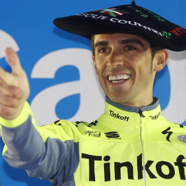 El corredor español del Tinkoff Alberto Contador en el podio tras ganar la Vuelta Ciclista al País Vasco. EFE/Javier Etxezarreta