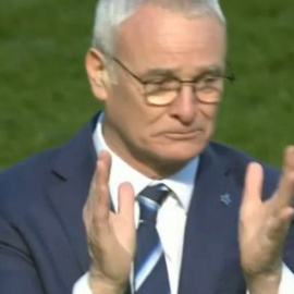 Claudio Ranieri, entrenador del Leicester, emocionado tras la última victoria de su equipo.