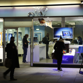 Una tienda de O2, comprada por Telefónica en 2005, en una calle de Londres. REUTERS