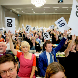 Los miembros de la Iglesia Luterana de Noruega votan sobre la legalización del matrimonio homosexual. REUTERS/Ole Martin