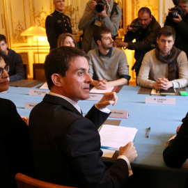 El primer ministro francés, Manuel Valls, y la ministra de Trabajo, Myriam El Khomri, en su reunión con los líderes estudiantiles del movimiento Nuit Debout, en un hotel de París. REUTERS/Charles Platiau